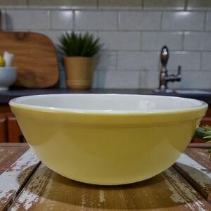 Vintage Pyrex Primary Yellow Mixing Bowl #404 4qt